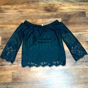 Off the shoulder blouse▪️size small